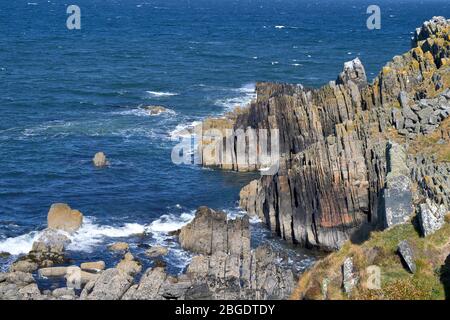 SUNNYSIDE BAY CULLEN MORAY FIRTH SCOTLAND EN ROUTE VERS LA PLAGE CERTAINS DES NOMBREUX TYPES DE FORMATIONS DE ROCHES Banque D'Images