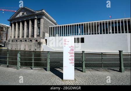 Berlin, Allemagne. 21 avril 2020. Un panneau indique les musées sur l'île des musées. Les 170 musées d'État, municipaux et privés de Berlin sont fermés depuis la mi-mars. L'île des musées, située dans le centre de Berlin, classée site du patrimoine mondial, a été visitée chaque année par trois millions de personnes. Sous réserve que les maisons respectives soient en mesure de satisfaire aux exigences d'hygiène et aux réglementations sur la distance en vigueur pendant la crise de Corona, le Sénat de Berlin envisage de rouvrir les musées le 11 mai 2020. Crédit: Bernd von Jutrczenka/dpa/Alay Live News Banque D'Images