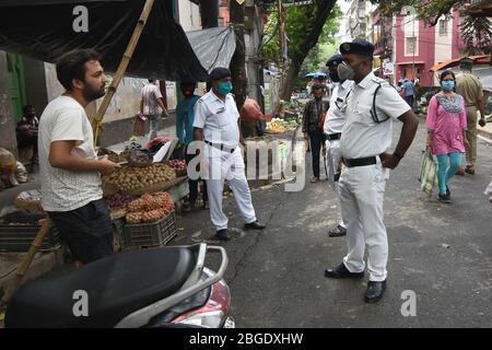 Kolkata, Inde. 21 avril 2020. La police de Kolkata a demandé à un garçon d'utiliser le masque lors du verrouillage à Kolkata. (Photo de Suraranjan Nandi/Pacific Press) crédit: Agence de presse du Pacifique/Alay Live News Banque D'Images