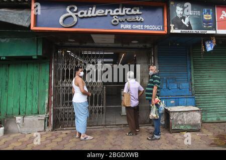 Kolkata, Inde. 21 avril 2020. Les habitants de Kolkata maintiennent la distance sociale pendant le verrouillage pour combattre le virus Corona (Covid-19) à Kolkata. (Photo de Suraranjan Nandi/Pacific Press) crédit: Agence de presse du Pacifique/Alay Live News Banque D'Images