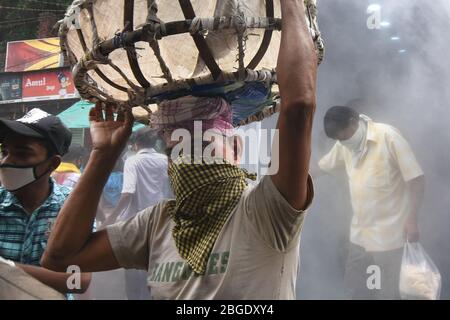 Kolkata, Inde. 21 avril 2020. Porter sur un marché de Kolkata pendant la Fichty pour lutter contre le virus Corona (Covid 19). (Photo de Suraranjan Nandi/Pacific Press) crédit: Agence de presse du Pacifique/Alay Live News Banque D'Images