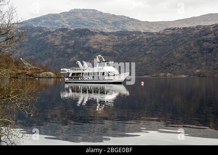 MV Lomond Monarch amarré près de la pyramide d'Inveruglas (un Ceann Mor) pendant le verrouillage pour la pandémie de coronavirus - Inveruglas sur Loch Lomond, Écosse, Royaume-Uni Banque D'Images