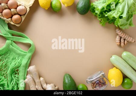 Concept zéro déchet. Des légumes en bonne santé et un sac en mesh, du gingembre et des légumes. Un style de vie durable. Vue de dessus. Emballage réutilisable pour les achats. Copier Banque D'Images