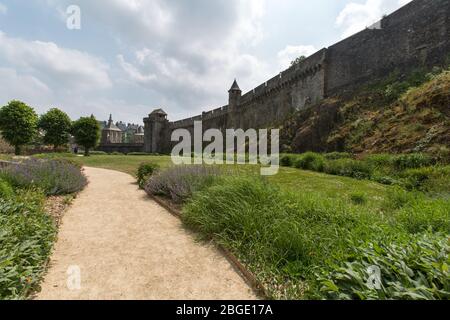 Ville de Fougères, France. Vue pittoresque sur le château de Fougères, les remparts du nord et les tours. Banque D'Images