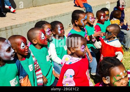 Soweto, Afrique du Sud - 18 juillet 2012: Jeunes enfants d'Afrique préscolaire jouant sur le terrain de jeu Banque D'Images