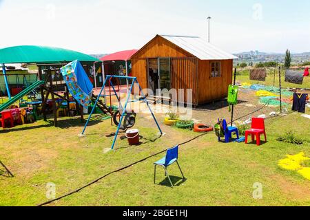 Soweto, Afrique du Sud - 16 novembre 2012 : aire de jeu vide pour crèche préscolaire dans le quartier local du canton Banque D'Images