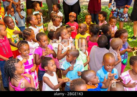 Soweto, Afrique du Sud - 16 novembre 2012 : jeunes enfants d'âge préscolaire africains chantant des chansons dans le terrain de jeux d'une école de maternelle Banque D'Images