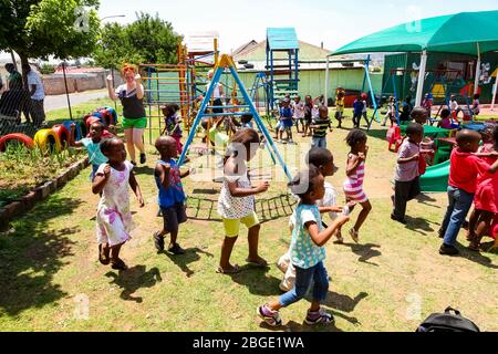 Soweto, Afrique du Sud - 16 novembre 2012: Jeunes enfants d'Afrique préscolaire jouant dans le terrain de jeux d'une école de maternelle Banque D'Images