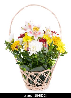 Magnifique bouquet de fleurs vives dans un panier en osier isolé sur blanc Banque D'Images