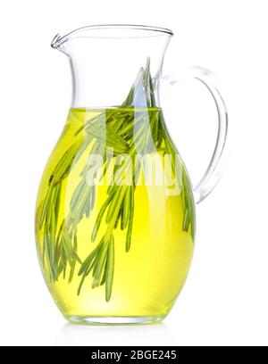 Huile essentielle au romarin dans la verseuse en verre, isolée sur blanc Banque D'Images