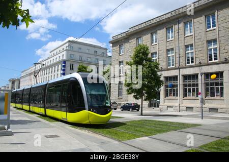 Centre-ville de Brest, avec vue sur la zone commerçante piétonne et le tramway. Brest est une ville portuaire en Bretagne, dans le nord-ouest de la France. Banque D'Images