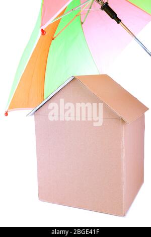 Maison en carton avec parasol isolé sur blanc Banque D'Images