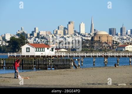 Blick vom Crissy Field South Beach auf Palace of Fine Arts und Downtown San Francisco, Kalifornien, États-Unis Banque D'Images