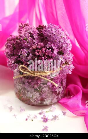 Belles fleurs lilas dans un pot en verre Banque D'Images
