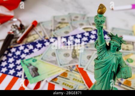 Argent et calendrier dollars américains déclaration de taxe de l'argent Statue Liberty dans la période fiscale aux États-Unis avec 1040 formulaire de taxe des États-Unis Banque D'Images