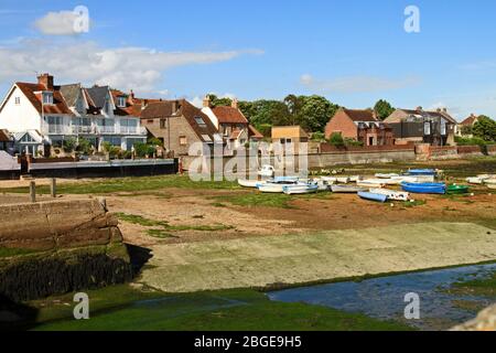 Vue sur une partie du port d'Emsworth, Hampshire, Angleterre à marée basse. La ville avait autrefois une célèbre industrie huître. Banque D'Images