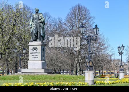 Carl Johans Park avec la statue du roi Karl Johan XIV au début du printemps à Norrkoping. Karl Johan était le premier roi de la famille Bernadotte. Banque D'Images