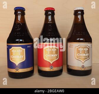 CHIMAY, BELGIQUE - VERS AVRIL 2020: Chimay bleu rouge et blanc bouteilles de bière Banque D'Images