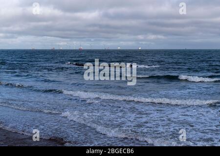 (200421) -- LONDRES, le 21 avril 2020 (Xinhua) -- photo de dossier prise le 15 octobre 2019 montre la plage Aberdeen à Aberdeen, en Écosse, en Grande-Bretagne. Le brut Brent a chuté à 22 dollars américains le baril à un moment mardi matin alors que la demande mondiale de pétrole s'effondre en raison du verrouillage dans de nombreux pays pour lutter contre la pandémie de coronavirus. (Xinhua/Han Yan) Banque D'Images