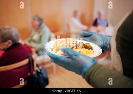 Déjeuner servi dans un foyer de soins à Redcar et Cleveland, Royaume-Uni. 2/2/2018. Photo : Stuart Boulton. Banque D'Images