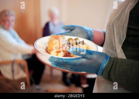 Déjeuner servi dans un foyer de soins à Redcar et Cleveland, Royaume-Uni. 2/2/2018. Photo : Stuart Boulton. Banque D'Images