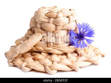 Petit chapeau de paille avec fleurs de maïs, isolé sur blanc Banque D'Images