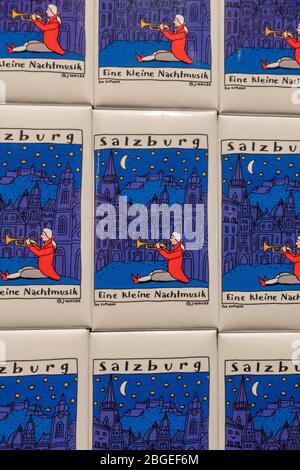 Aimants pour réfrigérateur en vente à Salzbourg sur un rack de magasins à Salzbourg, Autriche. Banque D'Images