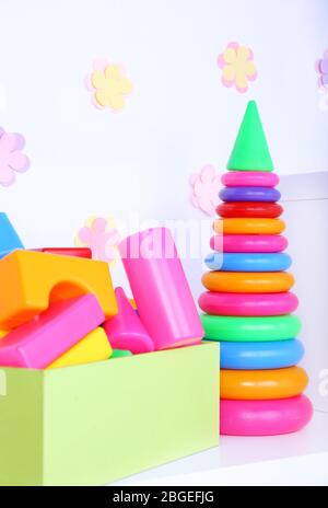 Jouets en plastique colorés sur décoratifs Banque D'Images