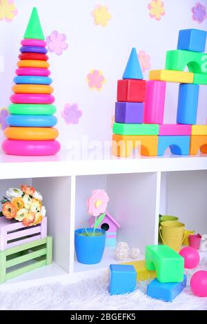 Jouets en plastique coloré dans chambre enfants Banque D'Images