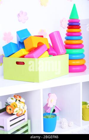 Jouets en plastique coloré dans chambre enfants Banque D'Images