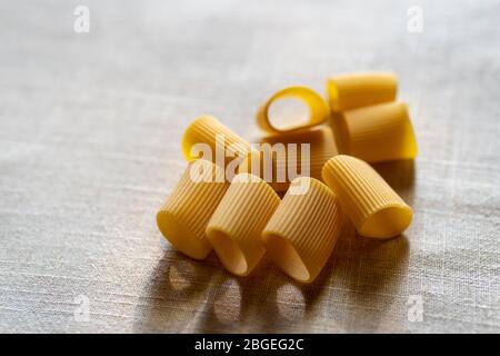 Vue en grand angle des pâtes Paccheri sur la table Banque D'Images