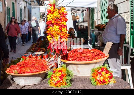 Porreres, Majorque, Espagne - 27 octobre 2019: Tomates cerises séchées au soleil et bouquets de poivre à vendre sur le marché de Porreres. Porreres, Majorque, Espagne Banque D'Images