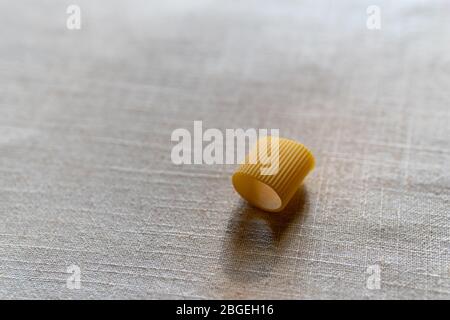Vue en grand angle des pâtes Paccheri sur la table Banque D'Images