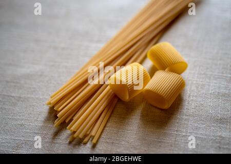 Vue en grand angle des pâtes sèches sur la table Banque D'Images