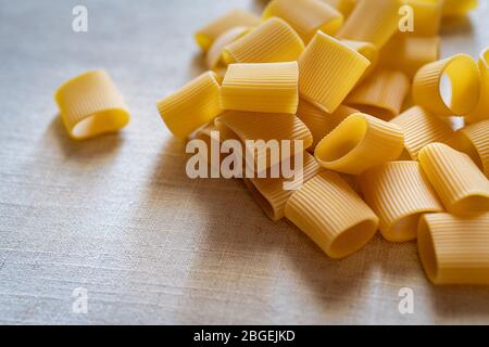 Vue en grand angle des pâtes Paccheri sur la table Banque D'Images