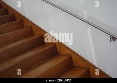 Acier inoxydable, rampe en verre et en bois.protection contre les chutes. Conception moderne de la main courante et de l'escalier. Banque D'Images