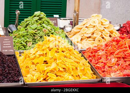 Mangue séchée, kiwi, dattes, banane), ananas, canneberge à vendre sur le marché de Porreres. Majorque, Espagne Banque D'Images