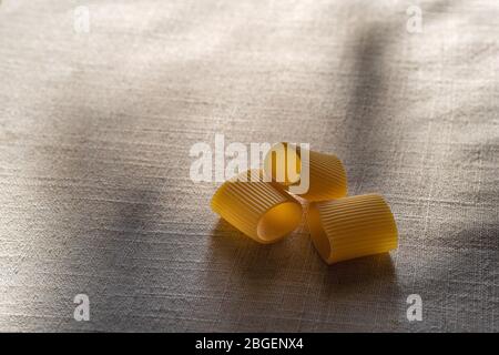Vue en grand angle des pâtes Paccheri sur la table Banque D'Images