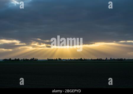 Magnifiques poutres de lumière venant du soleil derrière les nuages. Phénomène atmosphérique appelé 'rayons fropusculaires'. Banque D'Images