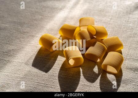 Vue en grand angle des pâtes Paccheri sur la table Banque D'Images