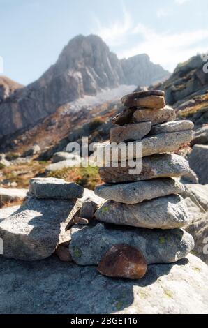 Cairn moderne utilisé pour marquer le chemin de montagne sur les Alpes italiennes (Piémont, Italie) Banque D'Images