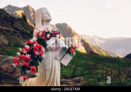 Sculpture votive de la Vierge Marie dans les montagnes de Vinadio : Piémont, Italie ; près du sanctuaire de Sainte Anne, la plus haute église de montagne d'europe Banque D'Images