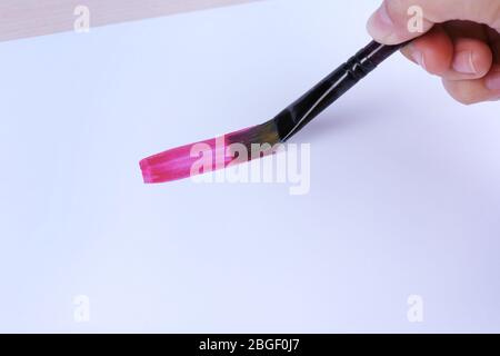 Enfant dessine la maison avec des aquarelles, gros plan Banque D'Images