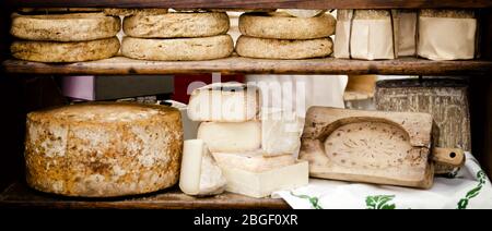 Fromage dur traditionnel sur un marché en Italie Banque D'Images