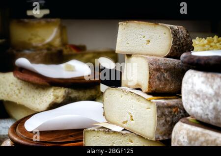 Fromage dur traditionnel sur un marché en Italie Banque D'Images