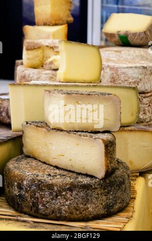 Fromage dur traditionnel sur un marché en Italie Banque D'Images