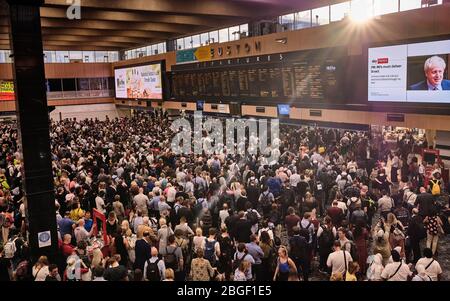 Londres, 8 août 2019. Les foules à la gare d'Euston de Londres alors que les trains sont annulés et retardés, les écrans montrant des informations disant que PM, Boris Johnson, doit livrer le Brexit. Crédit: Thomas Bowles/Alay Banque D'Images