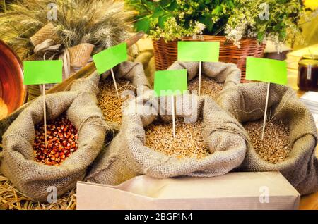 le marché agricole s'est bloqué avec différentes céréales : maïs, blé, blé d'einkorn et épeautre Banque D'Images
