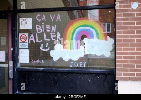 Montréal, Québec, Canada. 21 avril 2020. Rainbow messages d'espoir des élèves et des enseignants sur l'annexe de l'école élémentaire St-Fabien à l'est de la ville. Après avoir laissé entendre la semaine dernière que les écoles de la province pourraient rouvrir le 4 mai, le premier ministre a annoncé que les écoles du Québec ne rouvriront pas à ce moment-là comme prévu. La proposition initiale avait suscité de grandes inquiétudes au sein de groupes de parents et d'enseignants, avec une pétition demandant de retarder l'ouverture jusqu'à septembre rassemblant plus de 180,000 noms en quelques jours. Credit: Meanderingemu / Alamy Live News Banque D'Images