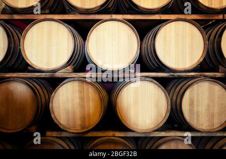 Ancienne cave à vin historique à Langhe (Piémont, Italie) avec barriques en bois empilés Banque D'Images